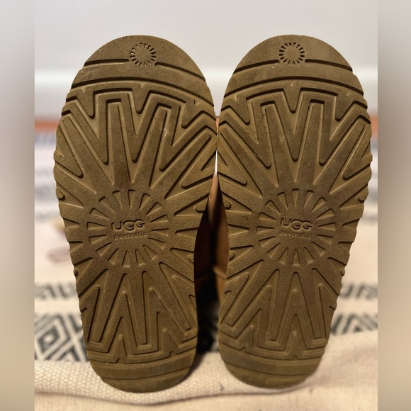 Girls' Bailey Button Triplet II Boots (Youth) - Picture 5 of 8